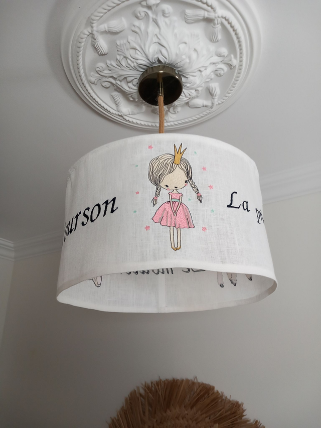 Abat-jour lin chambre enfant blanc brodé de trois décors et leur calligraphie - Luminaire enfant. Diamètre 35 cm. Création artisanale unique