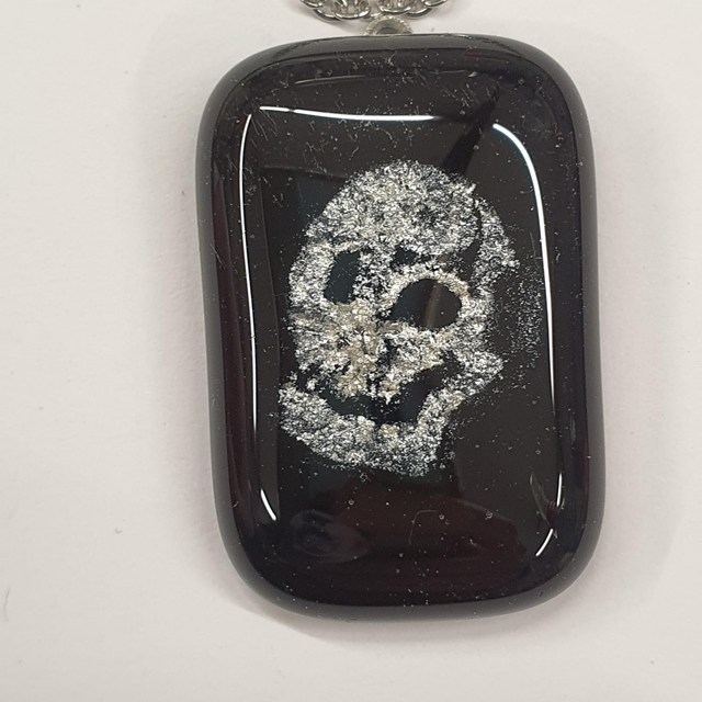 Black and silver skull pendant NEW