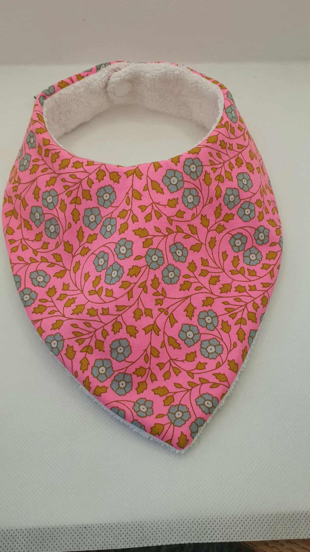 Bavoir bandana "Jeanne" (fond rose) 