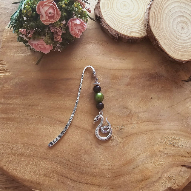 Marque-pages décoré de perles et d'un pendentif en forme de serpent