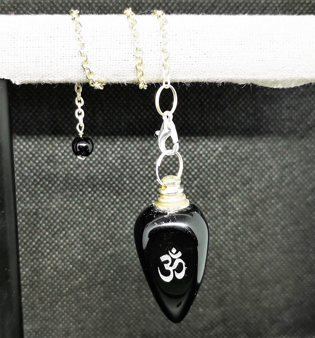 Pendule Om Agate noire polie
