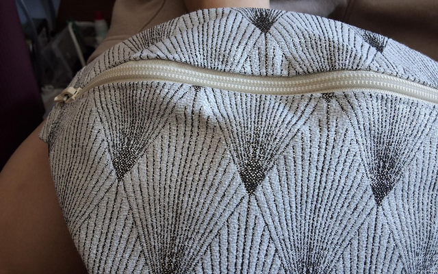 La Banane Chic en Jacquard Argenté – L'Élégance au Quotidien