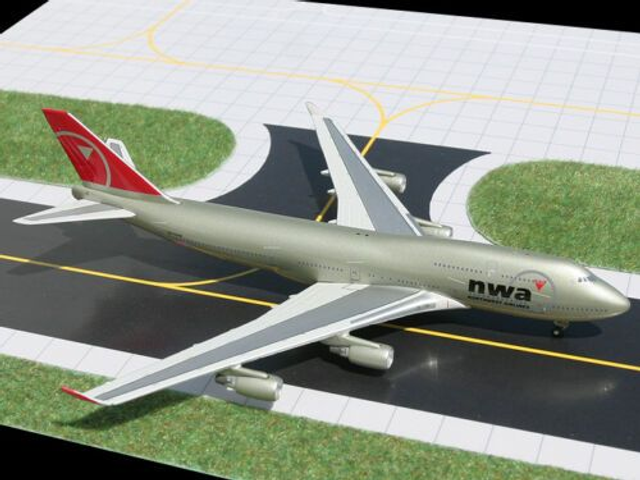 Northwest Airlines B747-400 (N676NW), 1:400