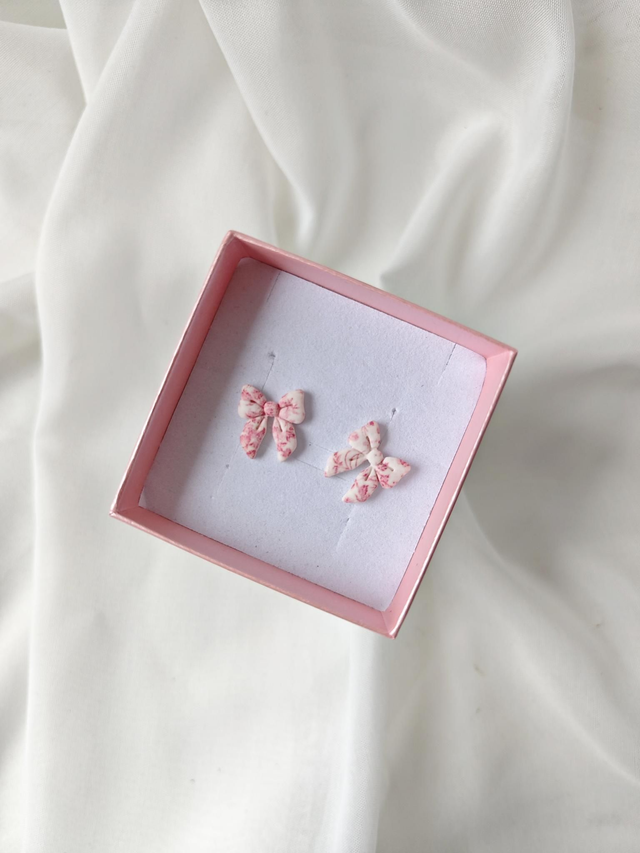 Valentinova kolekcija - Uhani v obliki pentlje s potiskom 