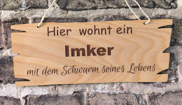 Holzschild „Hier wohnt ein Imker mit dem Schwarm seines Lebens“ – Dekoschild für Imker