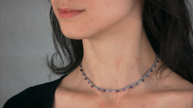 Collier ras de cou soie tressée et améthystes facettées