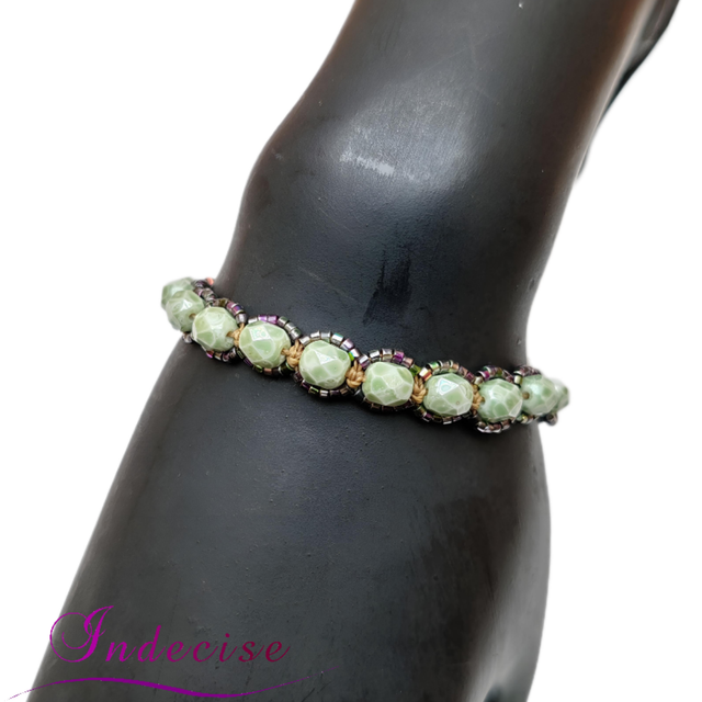 Bracelet ajustable en perles de verre vert clair et perles métal irisé