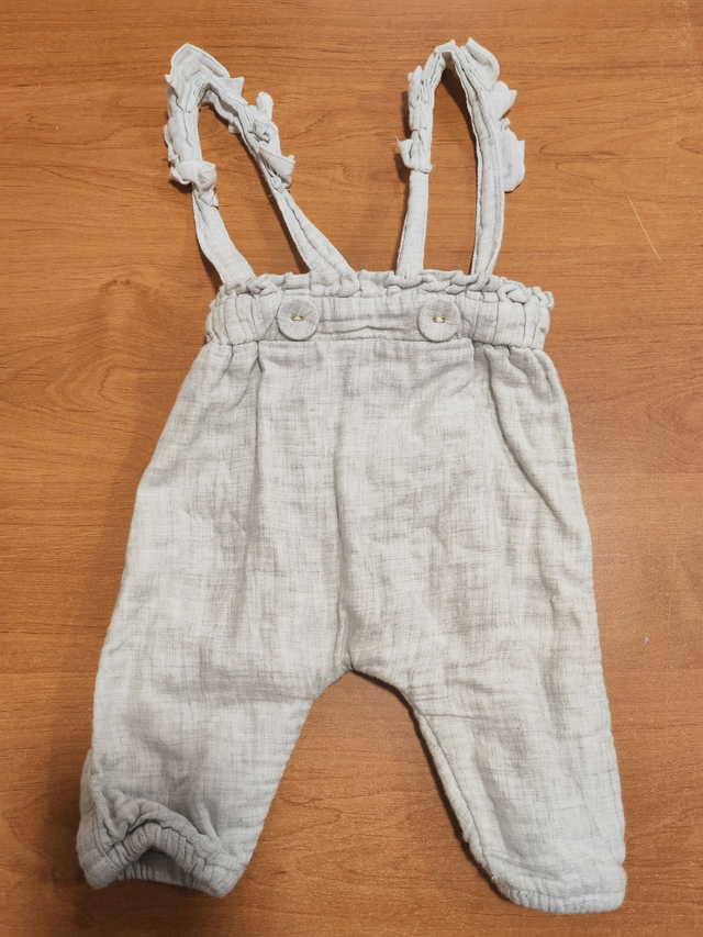 Pantalon gris à bretelles en 3 mois