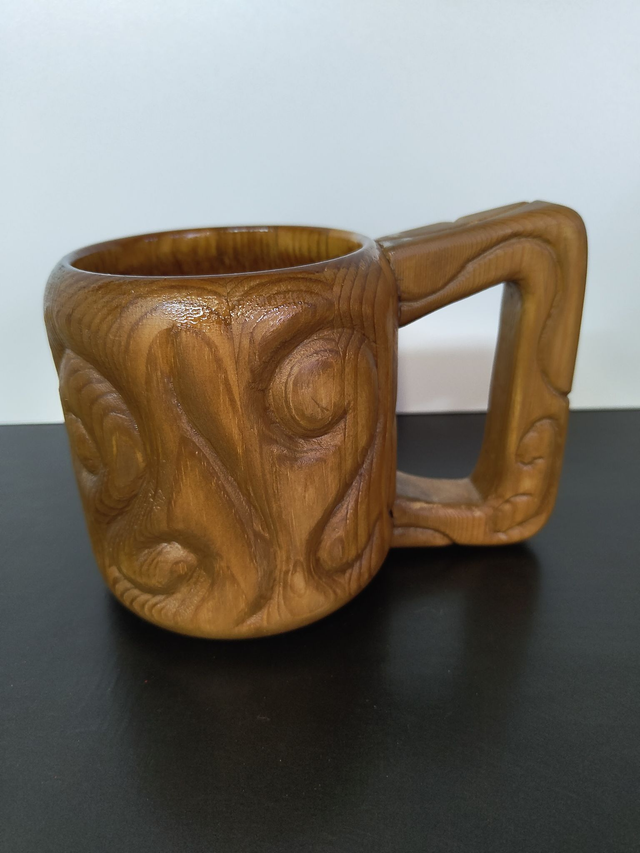 Baumseele – Handgeschnitzter Holzbecher mit Henkel 0,5 Liter