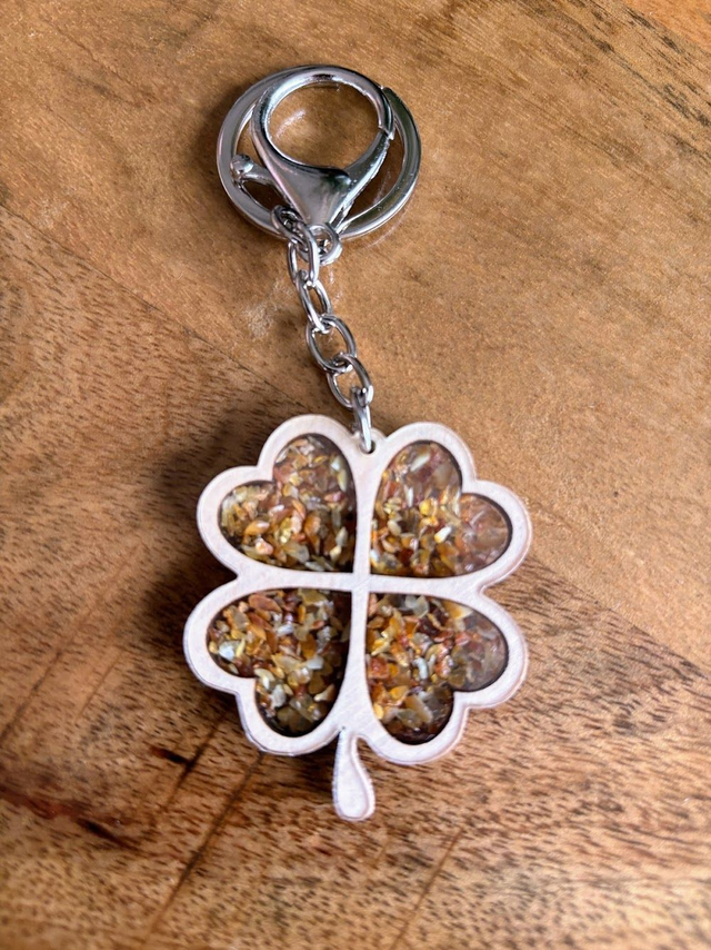 Porte-clés Trèfle en bois incrusté d'Ambre