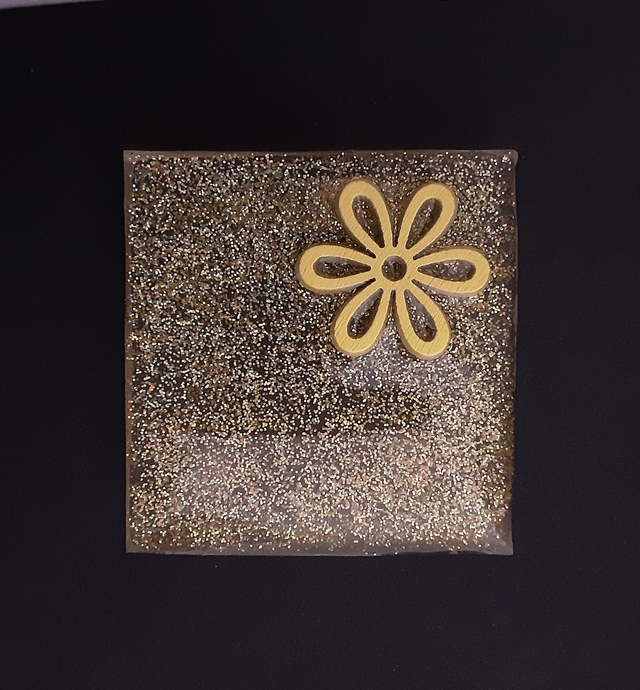 Broche grand carré collection Mouna paillette effet scintillant jaune et fleur jaune incrustée