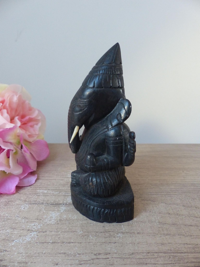 Statuette artisanale de Ganesh en bois marron foncé sculpté à la main – Sculpture hindouiste décorative, symbole de chance et de protection