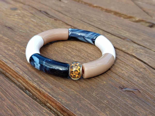 Bracelet perles tubes incurvées acrylique Jaya Bhoora Kala