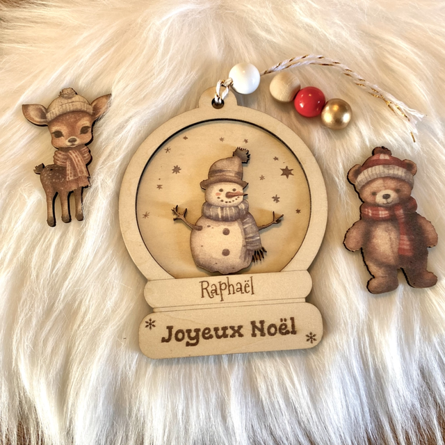 Boule de Noël personnalisée "Joyeux Noël" – Bois gravé avec perle et motif au choix : ourson, bonhomme de neige ou faon