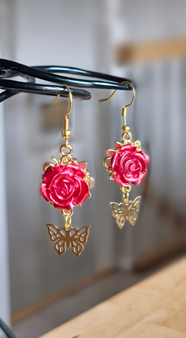 Süsse Rosenohrringe mit kleinen Schmetterlingen    Ohrschmuck