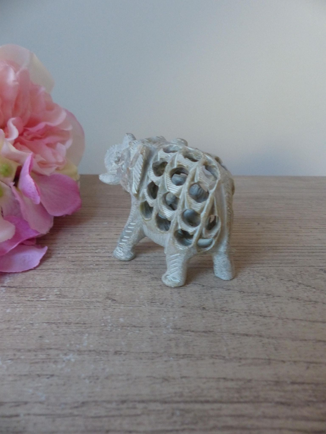 Figurine éléphant en pierre sculptée à la main – Technique undercut avec bébé éléphant à l’intérieur – Cadeau naissance ou décoration maison