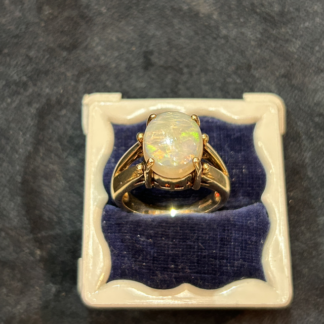 9ct yellow gold Opal ring 
