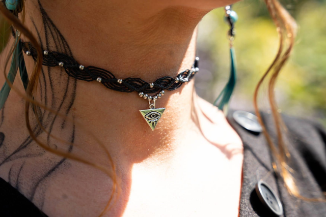 Ras de cou en micro-macramé noir avec son pendentif argenté Oeil de Protection