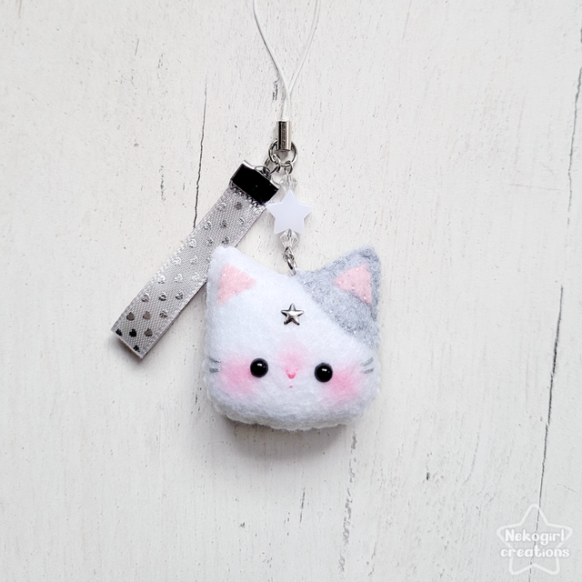 Porte-clé en feutrine fait-main - Chat blanc et gris