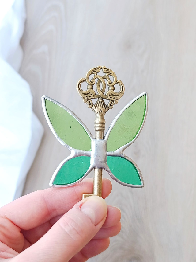 🗝️ Clé volante féerique "Willow" en vitrail