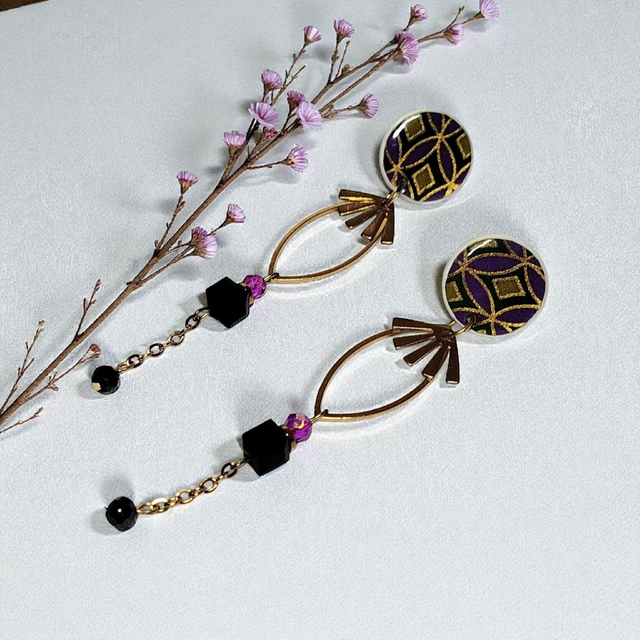 Boucles d'oreilles pendantes motifs japonais violet noir
