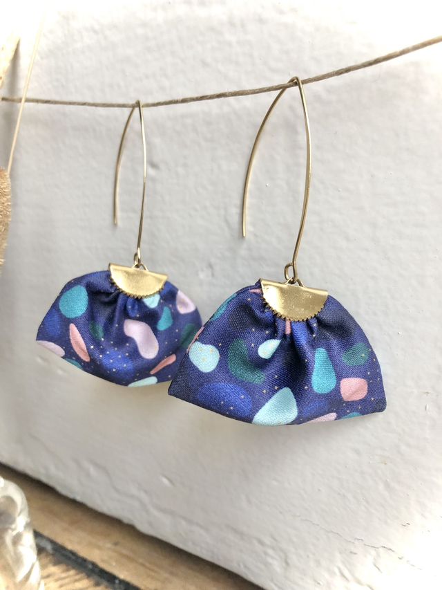 Boucles d&#039;oreilles -   LONGUES JELLY BEANS - fond bleu