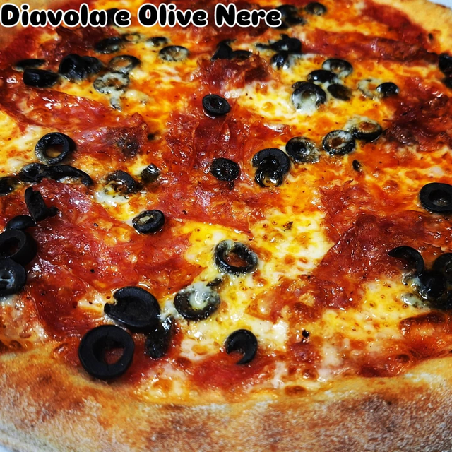 Diavola e olive nere