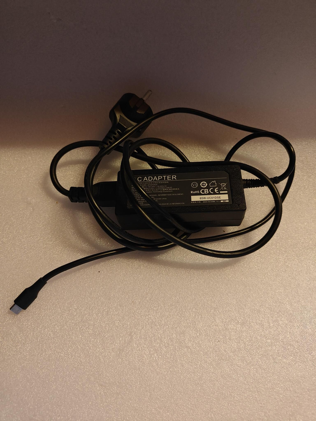 Käytetty USB-C laturi 65W