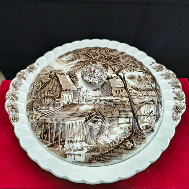 Johnson Bros | Dekschaal Geschulpt (diameter 24,0 cm | hoogte 13,0 cm ) met ‘Watermill’ motief Bruine kleur | Vintage - met onvolkomenheid