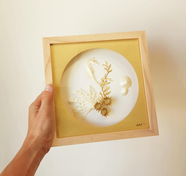 Récif blanc et doré et hippocampe 