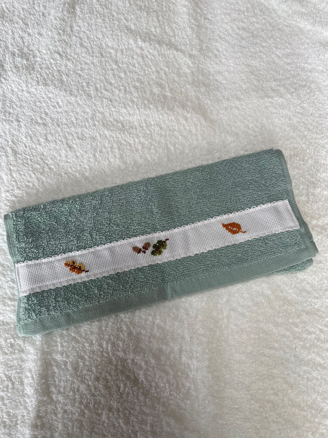 Serviette invités "Ambiance d'automne" brodée à la main   