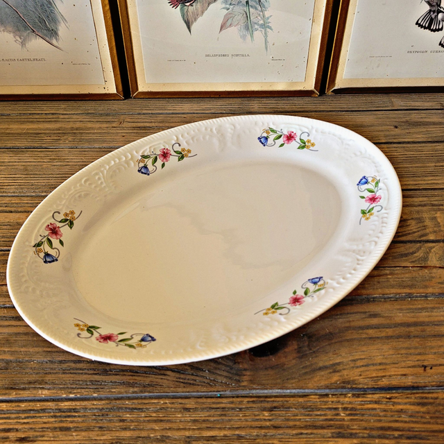 X Plat oval Tognana porcelaine Italie, motifs relief et fleurs colorées