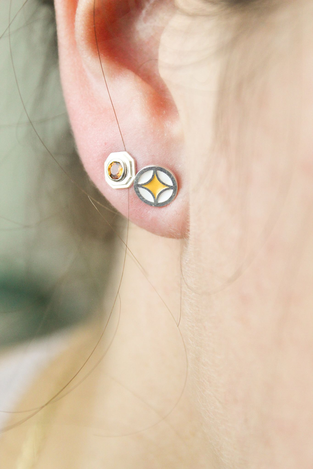 Boucles d&#039;oreille puces émaillées étoile | Jaune &amp; blanc