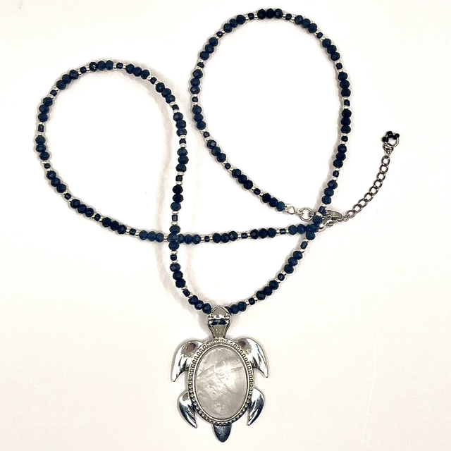 C16 - Collier perles verre à facettes pendentif tortue