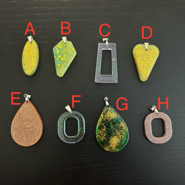 PENDENTIFS EN RÉSINE 