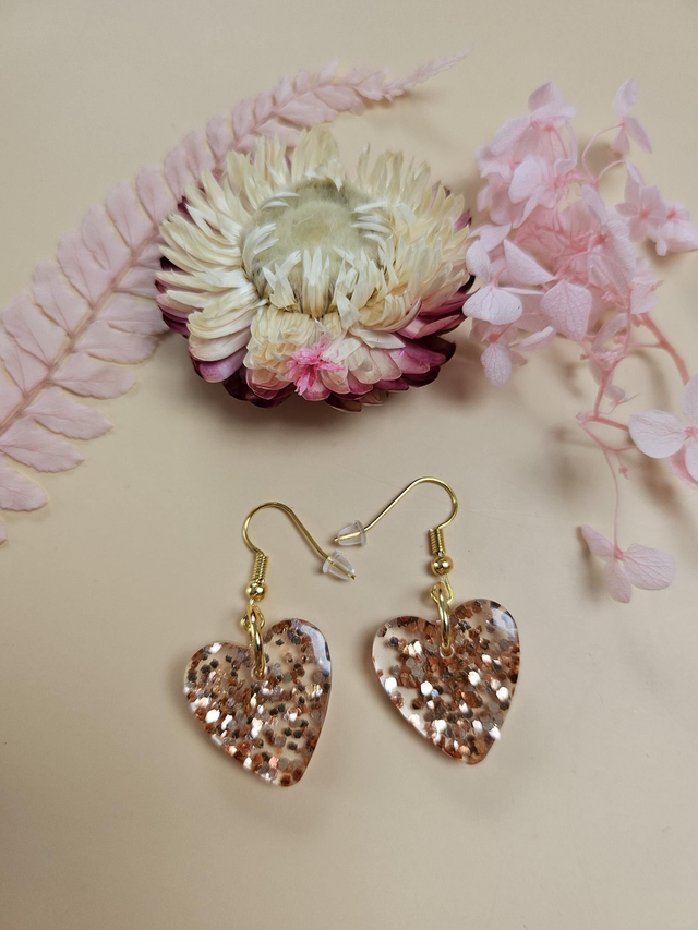Boucles d&#039;oreilles en résine - Coeurs pailletés dorés