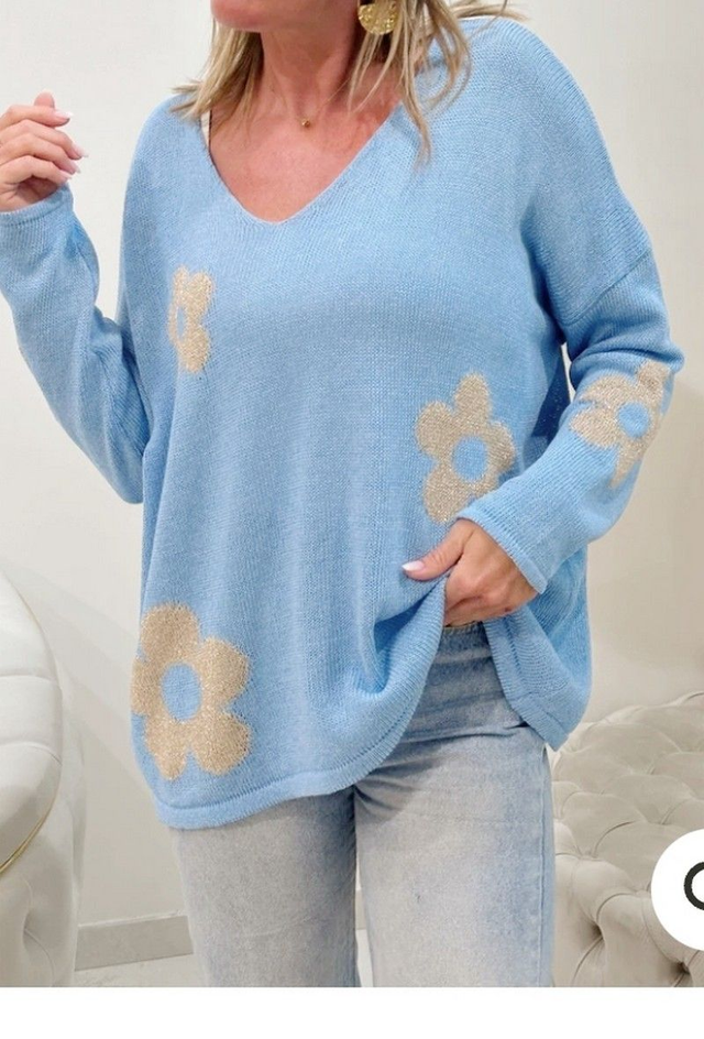 Pull bleu avec des fleurs