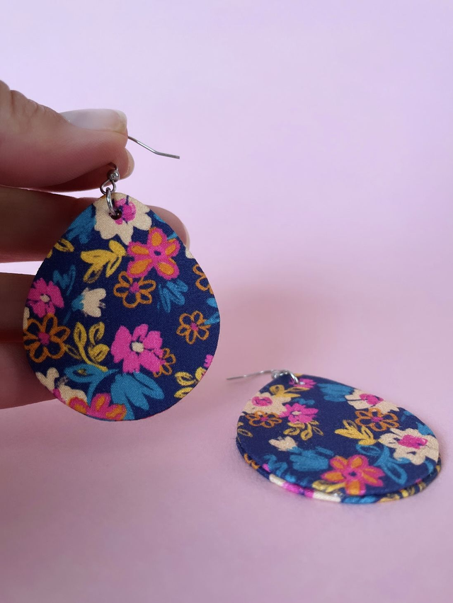 Boucles d'oreilles carton et tissu imprimé fleuri forme grandes gouttes, collection « hippie » - tons violet foncé, rose, beige, jaune. 