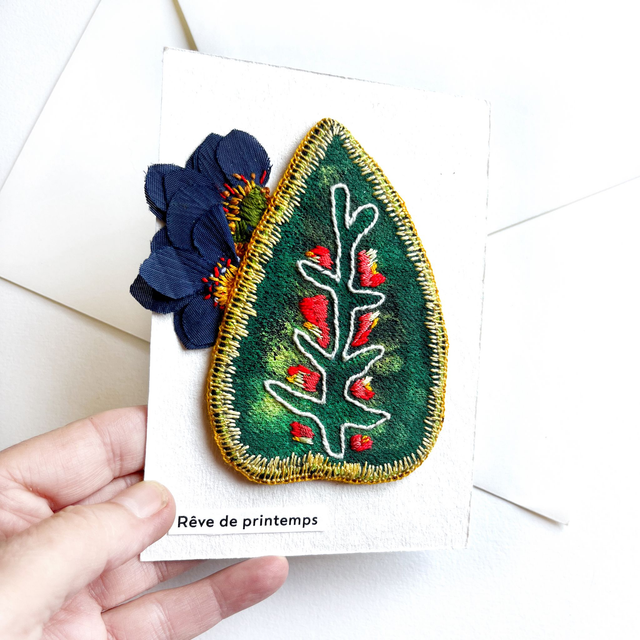 Carte/tableau poétique avec feuille textile peinte et brodée