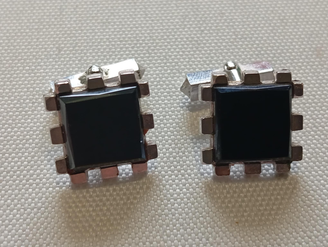 Boutons de manchettes carrés métal gris et noir à cran 