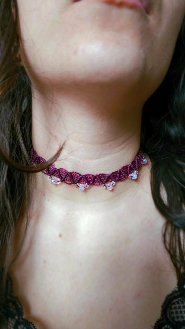 2 en 1 Ras-de-cou / bijou de tête réglable bordeaux – Macramé &amp; perles rose pâle