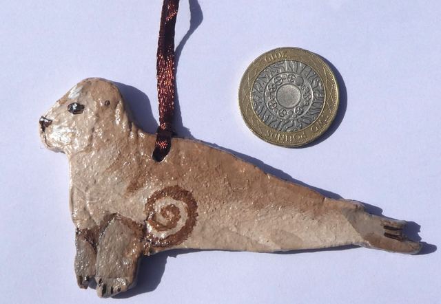 Wonderful "Animal Inspirations" Hanging Gift. "Harbour Seal". With an inspirational motto on the reverse.
