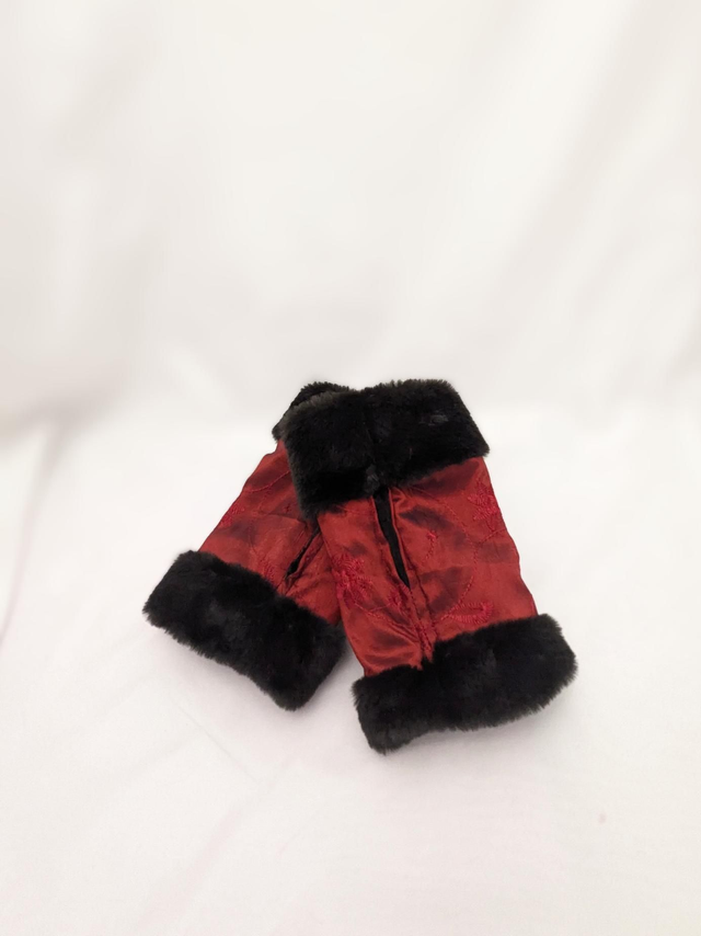 Mitaines noires et rouge