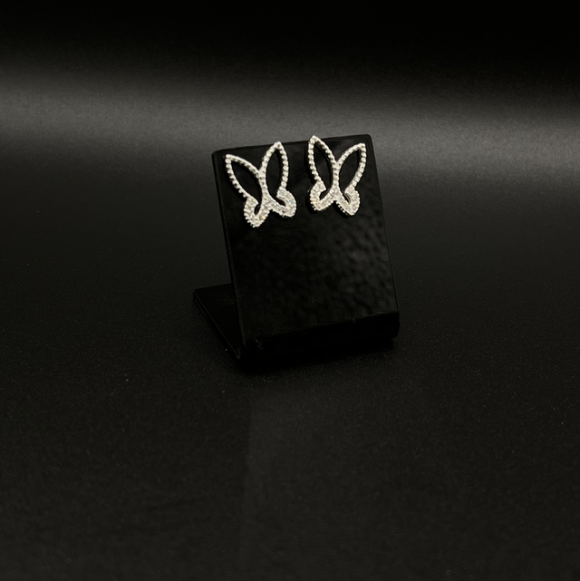 Brinco borboleta vazada com zircônias