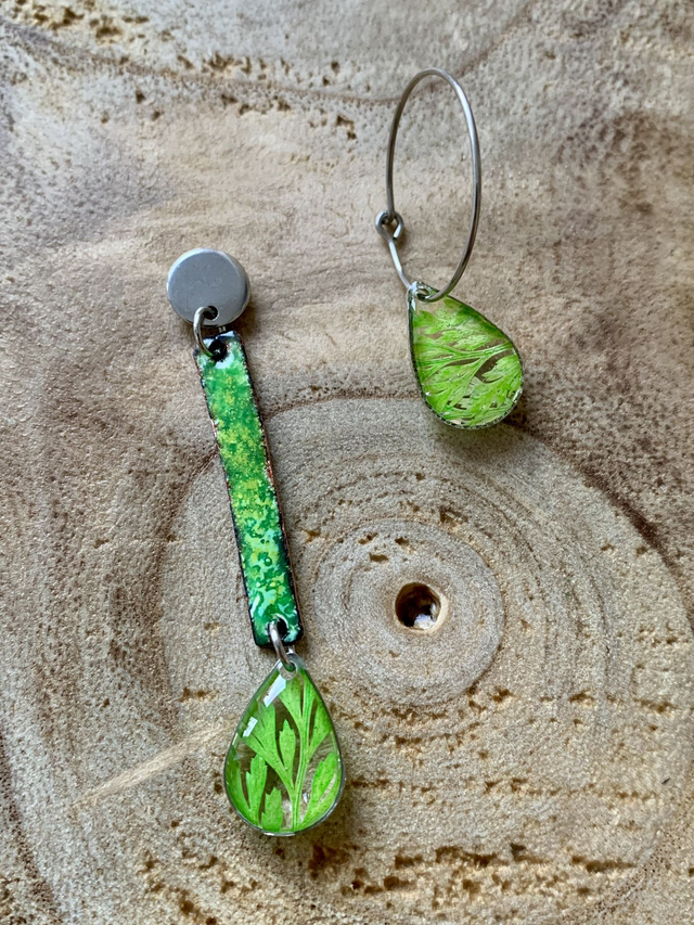 Pièces uniques - Boucles d&#039;oreilles en émail et fleurs séchées
