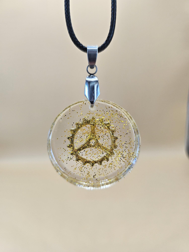 Pendentif en résine - Engrenage doré 1