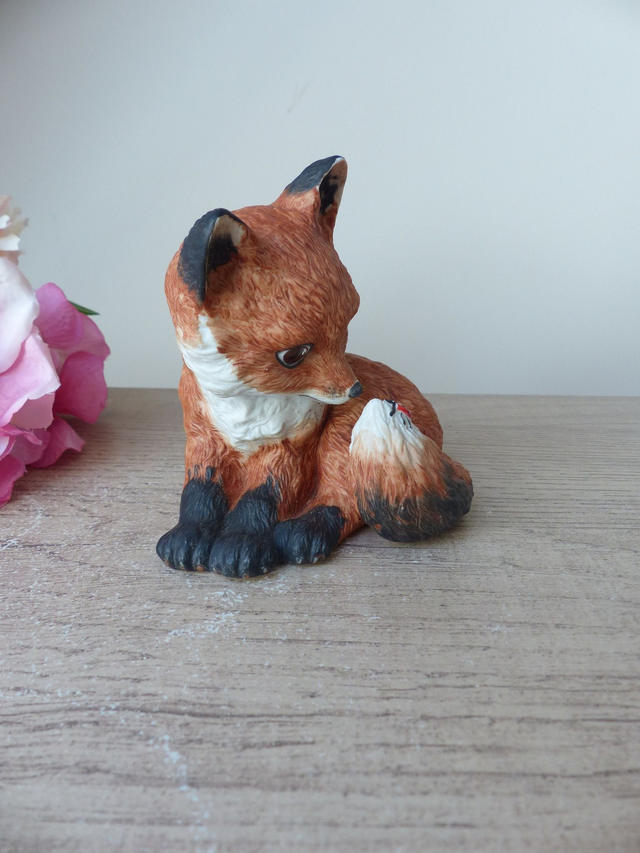 Figurine Renard roux en porcelaine avec coccinelle, Outfoxed par Deborah Bell Jarrett, 1985 Franklin Mint, renard bébé animaux