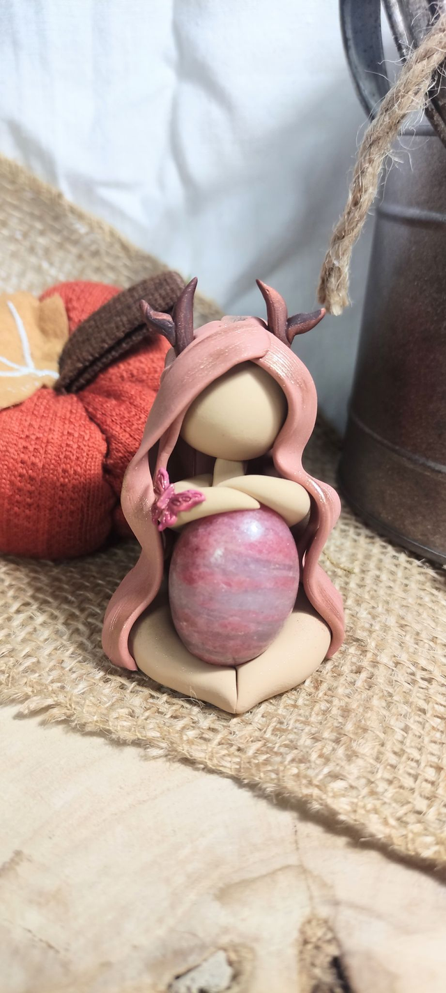 🌸 Gardienne du Cœur Sauvage – Rhodonite &amp; Papillon de Renaissance 🦋