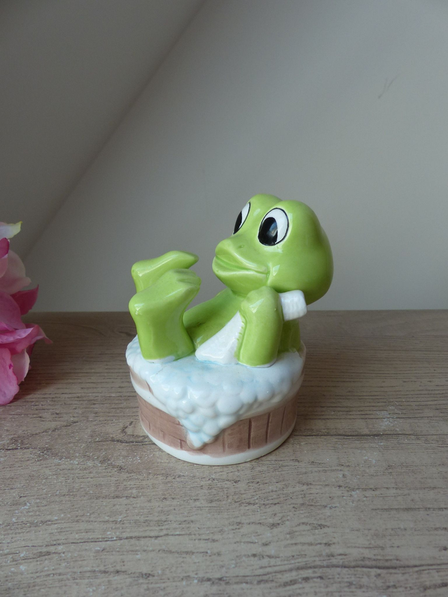COLLECTION TIRELIRE - Grenouille dans son bain, Tirelire Grenouille Vintage, Figurine grenouille décoration salle de bain, Frog Home Decor