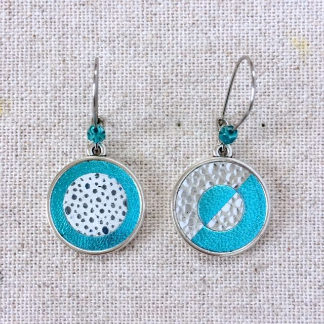 Boucles d’oreilles « Duo » réversibles, argentées, cuir turquoise métallisé et blanc moucheté turquoise